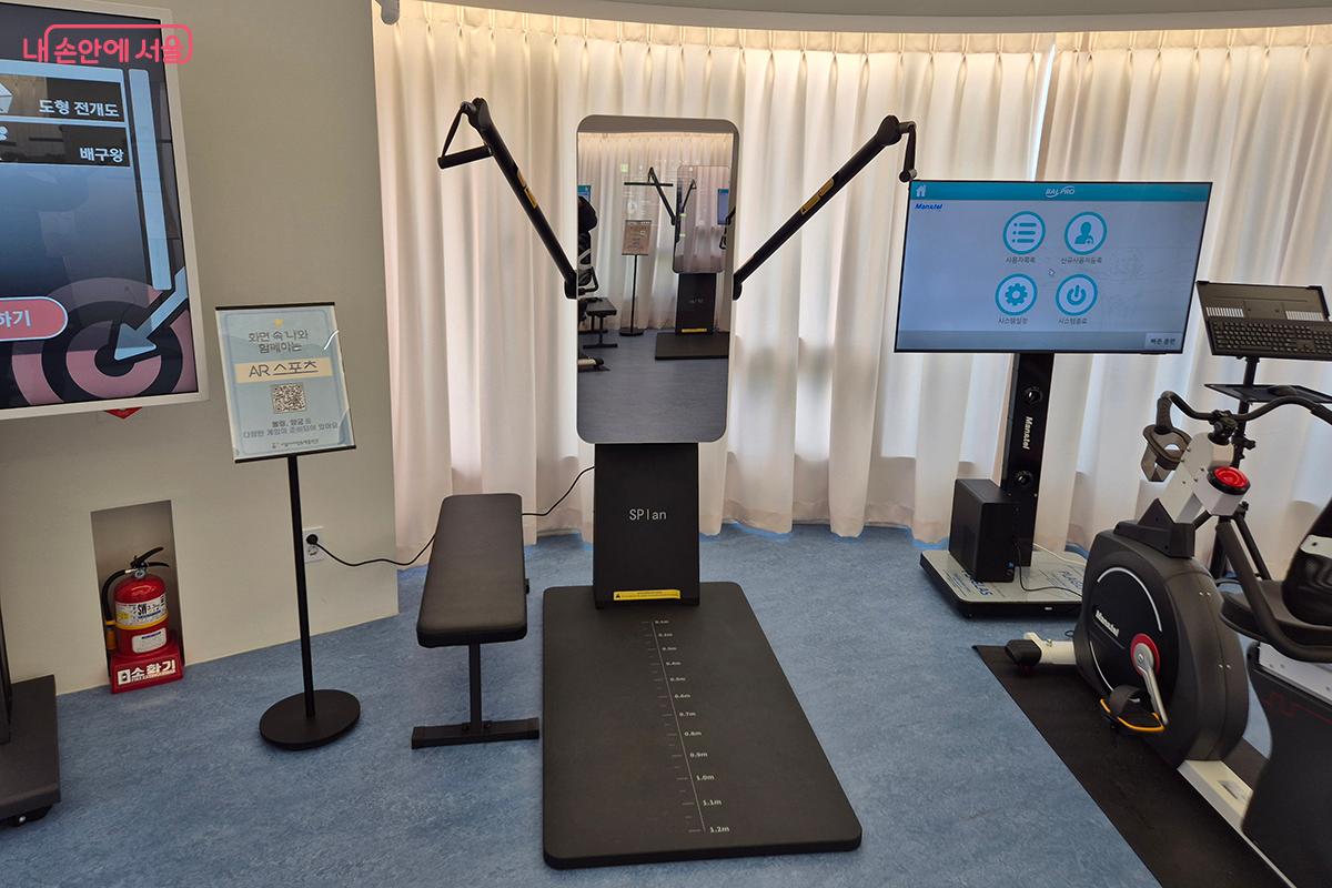 디지털 운동존에는 AR 체육 시스템, 스마트 근력운동기, 꿈의 자전거 등 다양한 디지털 운동기기가 갖춰져 있다. &copy;백승훈