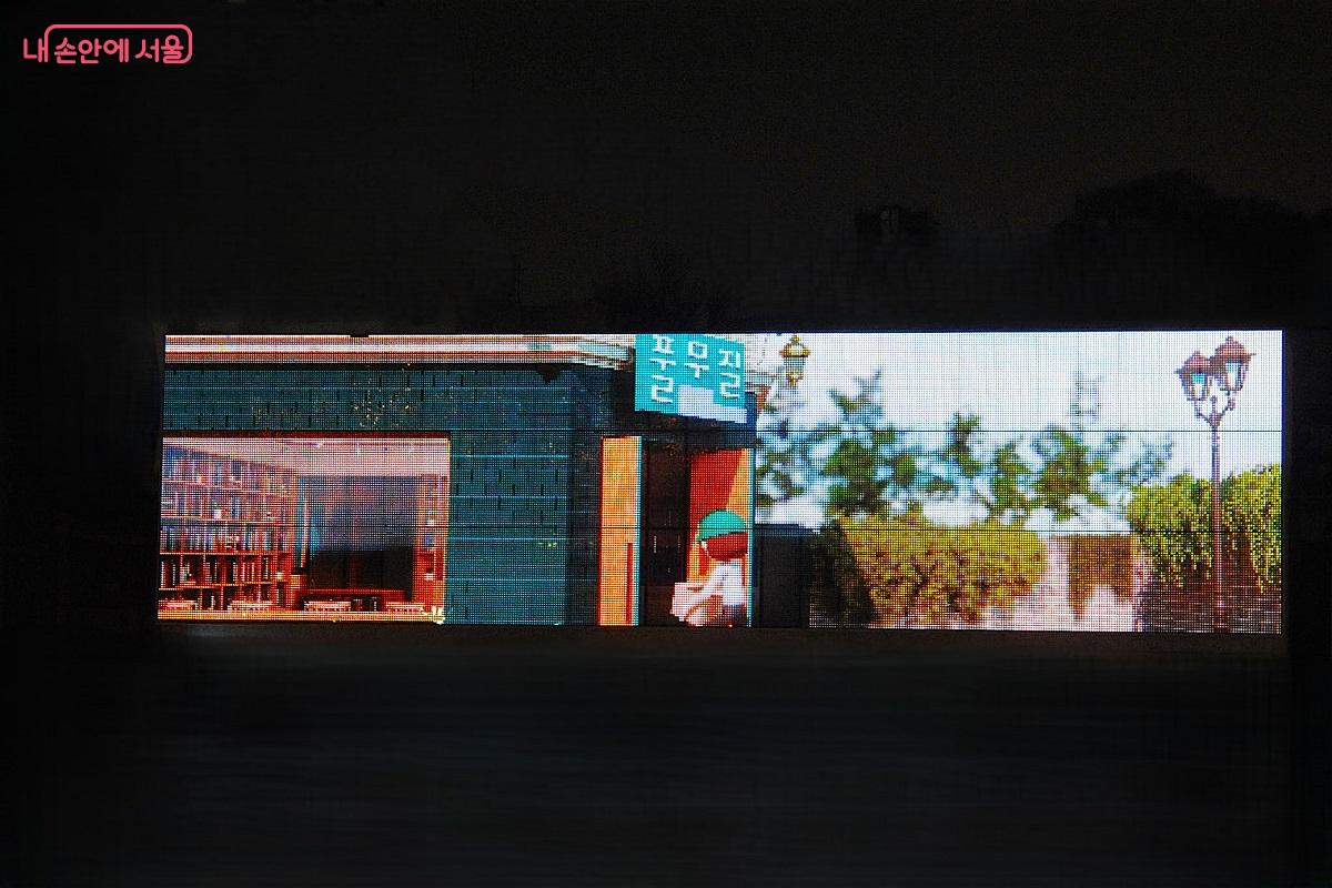 이 작품은 서울 해방촌의 헌책방 &lsquo;풀무질&rsquo;을 배경으로 한 작품이다. &copy;조수봉