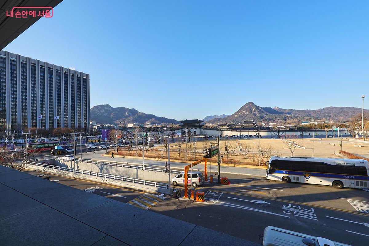전시를 돌아보고 야외 전망대로 가면 광화문의 겨울 풍경도 만나 볼 수 있다. &copy;김주연
