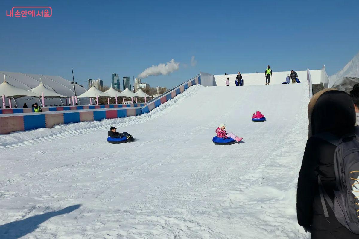 7살인 딸아이는 소형 썰매장을 먼저 이용해 본 후 대형 썰매장으로 이동했다. ©김민지
