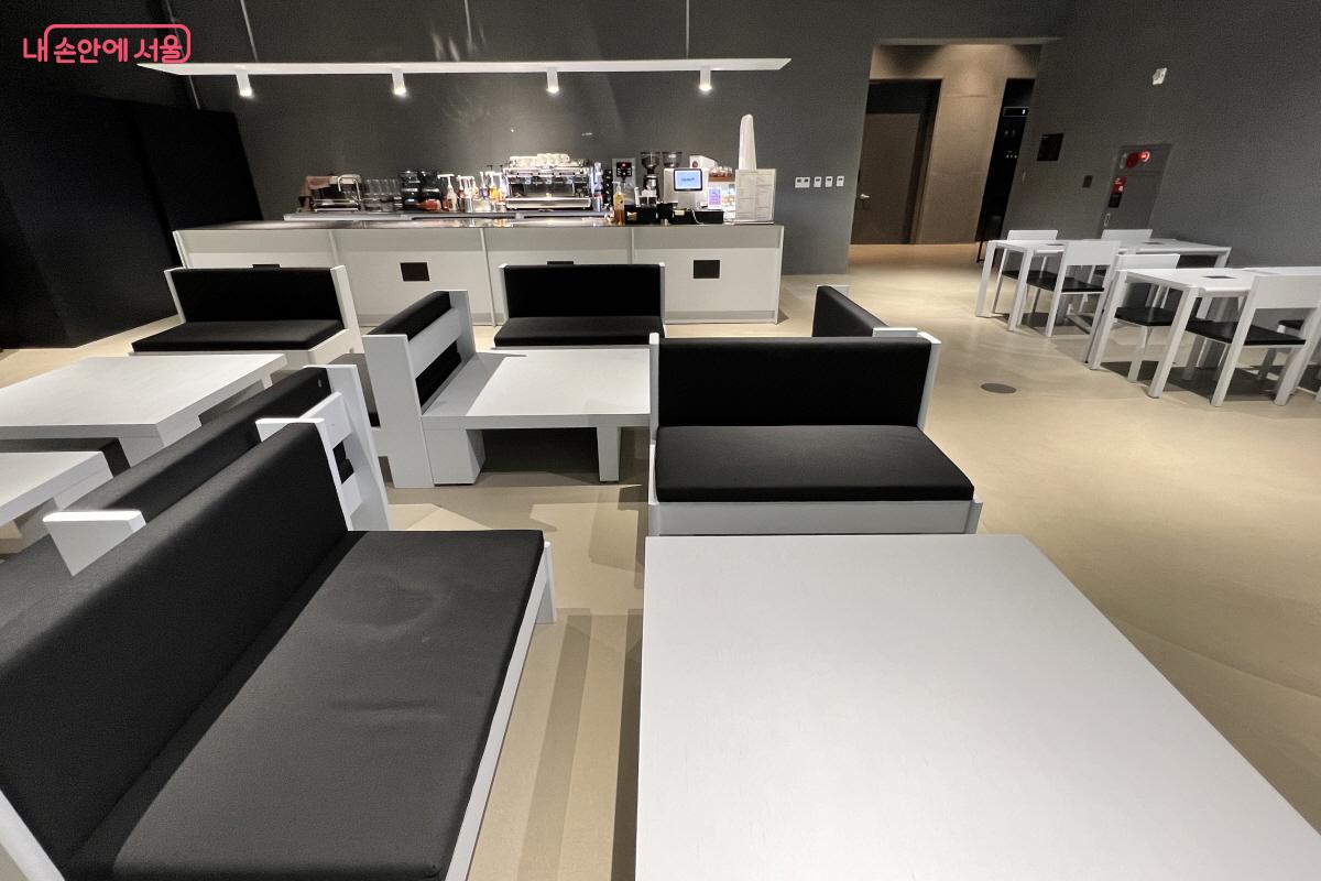 다양한 좌석이 마련된 포토북 카페는 공간이 넓고 잘 꾸며져 있다. &copy;박지영 