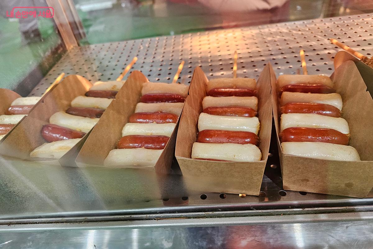 판매되는 다양한 먹거리 중 가장 인기가 높았던 '소떡 세트' &copy;이혜숙