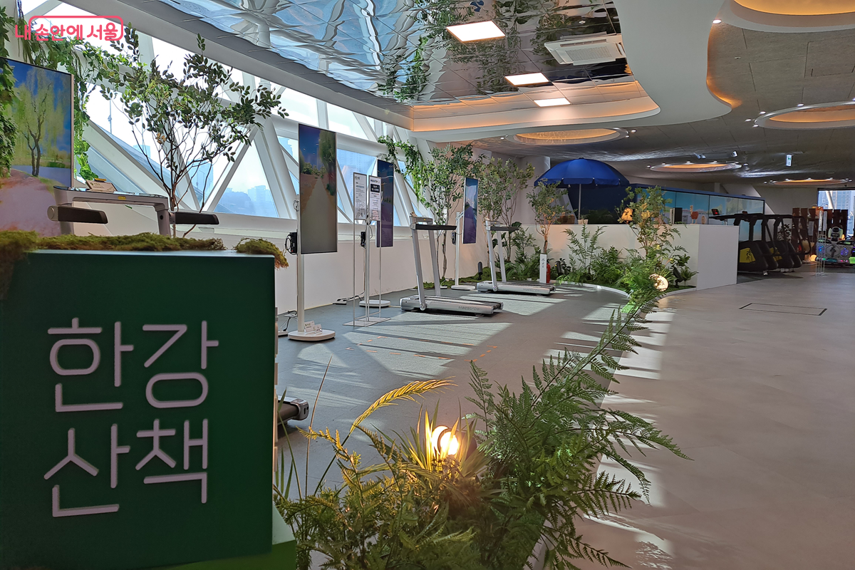 &lsquo;한강 산책&rsquo;에서는 트레드밀과 미디어를 통해 한강변의 아름다운 모습을 감상할 수 있다. &copy;최철웅