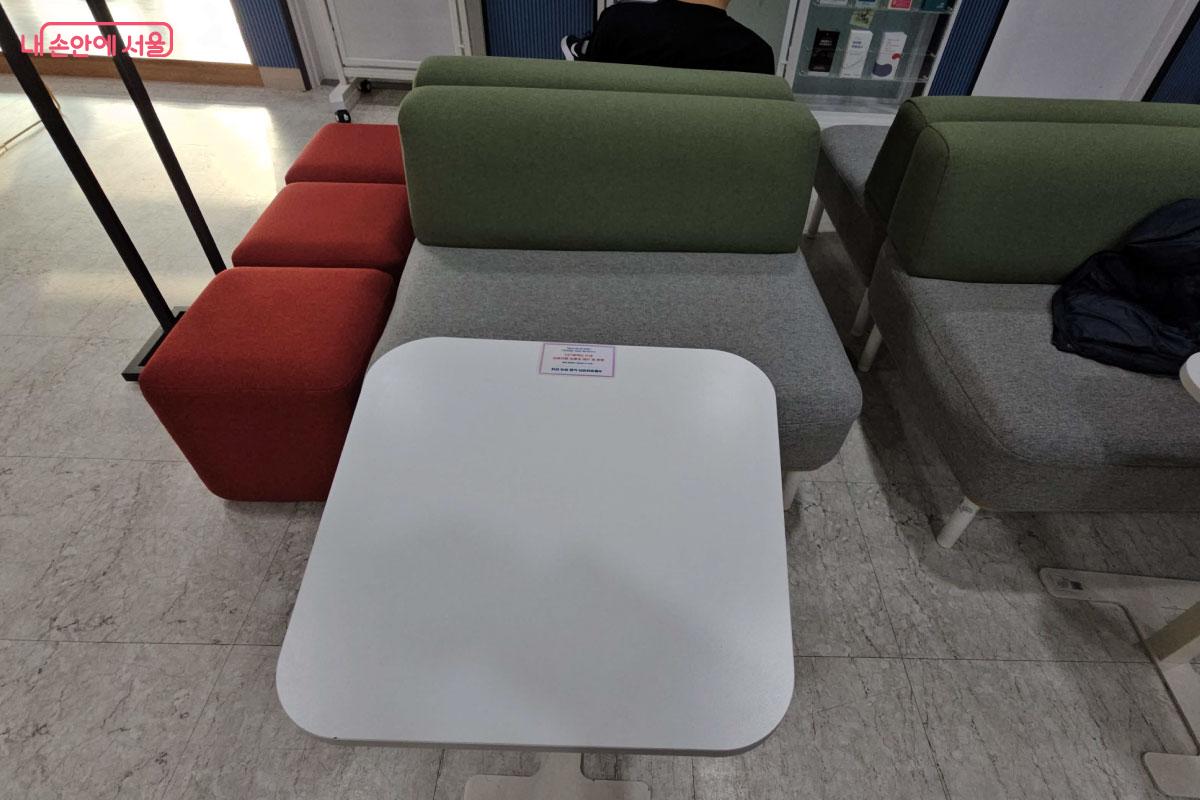 자유롭게 이용 가능한 자리 &copy;홍혜수