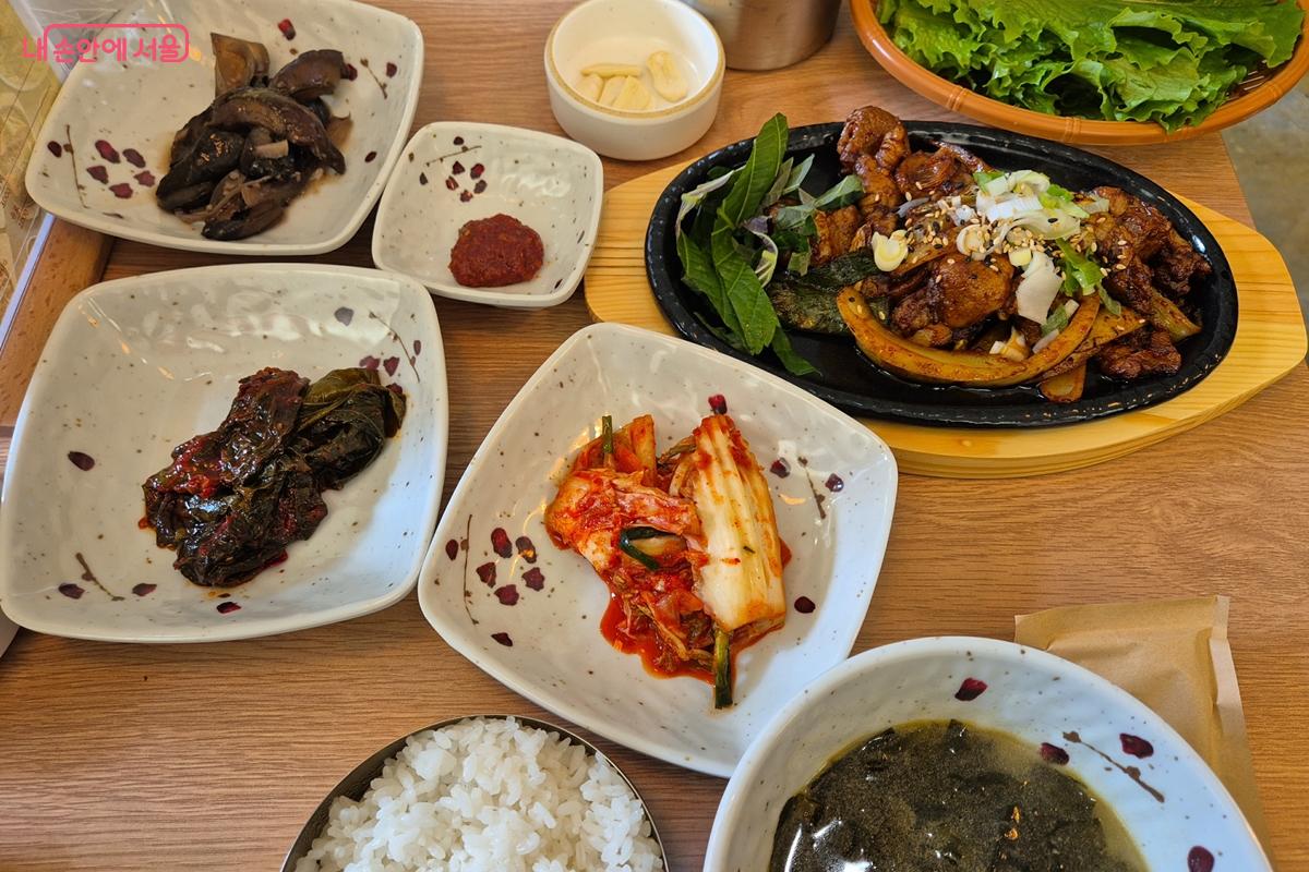 밥과 미역국, 쌈채소 등 각종 반찬을 곁들인 이베리코 제육볶음 메뉴 &copy;송수연