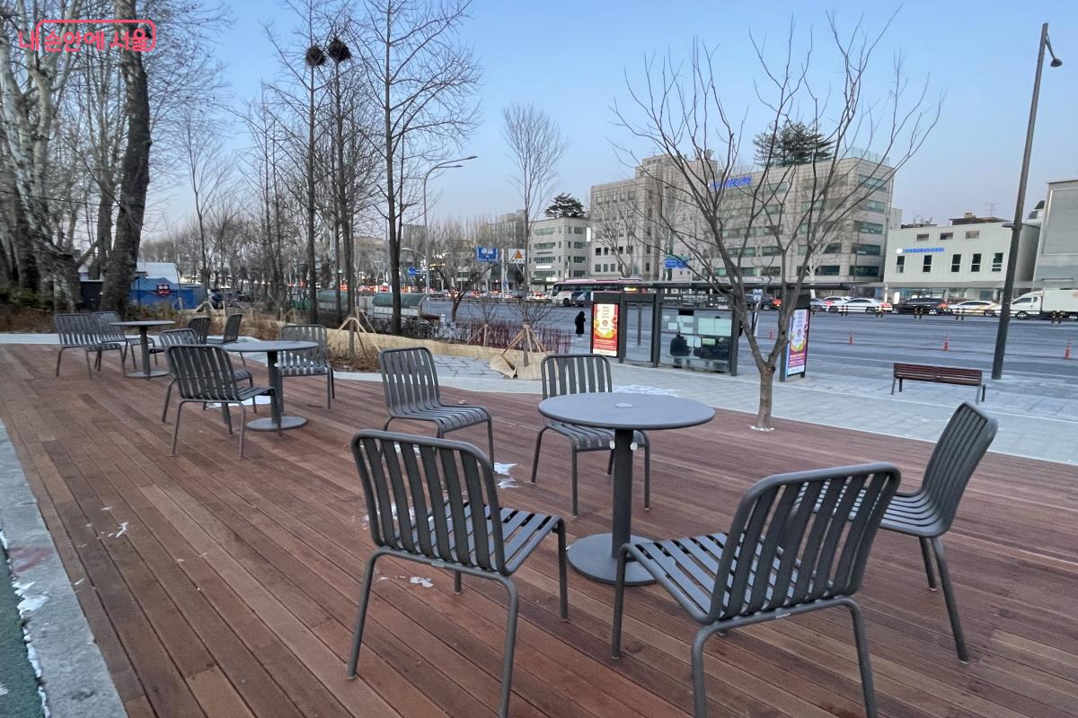 소원카페 옆에 마련된 야외 데크 쉼터 ⓒ이정민 