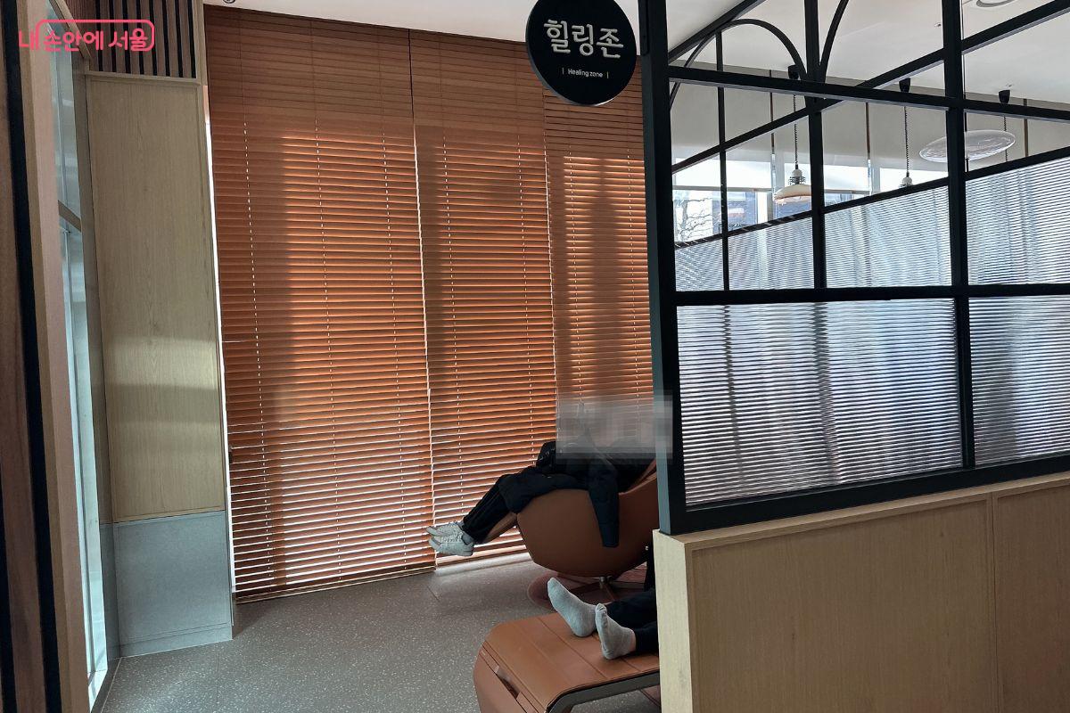 힐링존에서는 안마의자를 이용할 수 있다. &copy;김재형