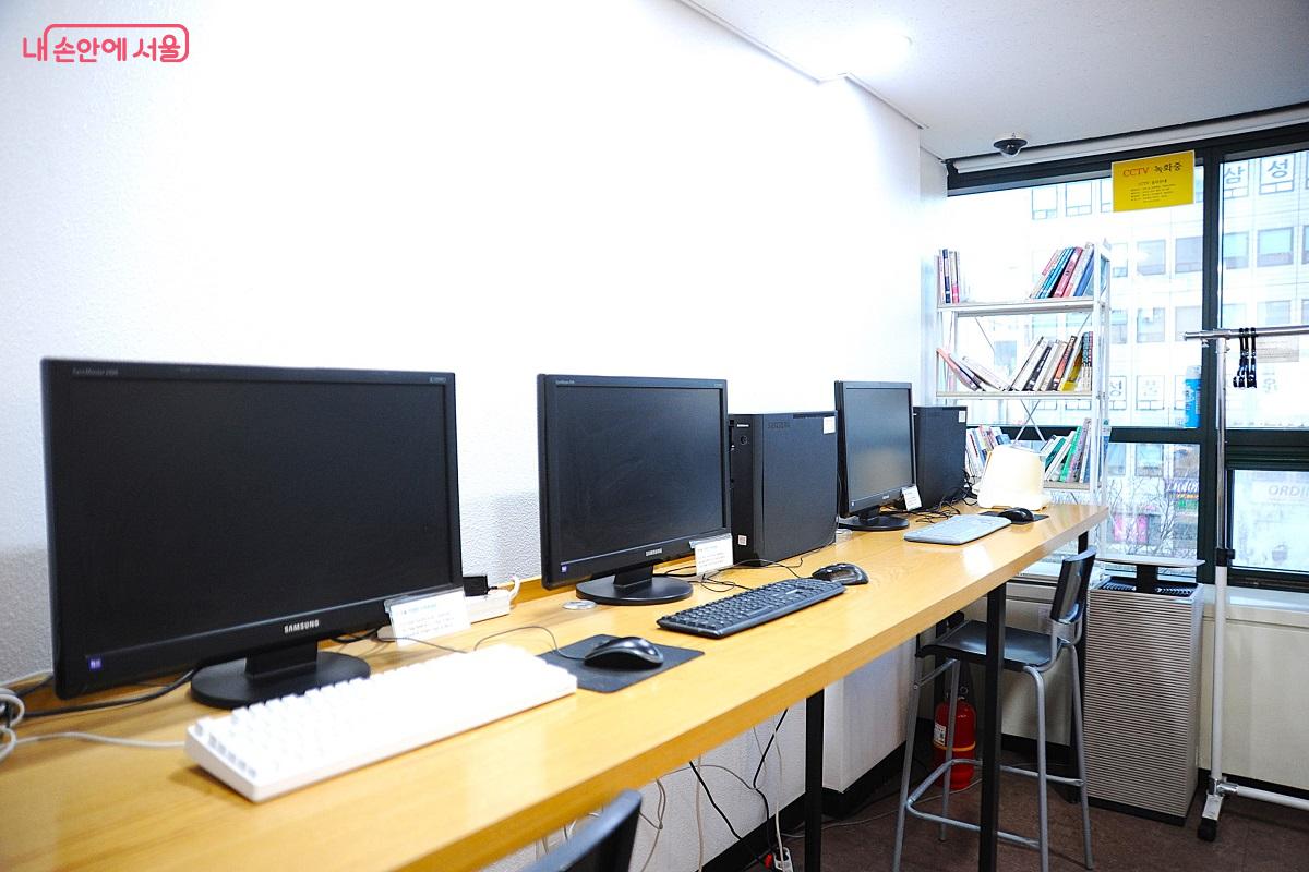 쉼터에서는 각종 전자기기를 이용할 수 있다. &copy;조수봉