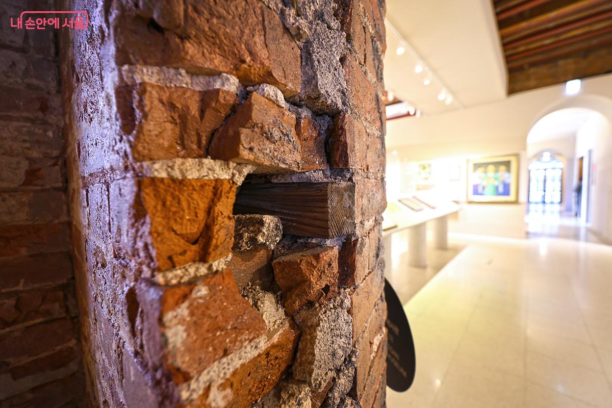 곳곳에서 오래된 서양식 벽돌 건축물의 흔적을 엿볼 수 있다 &copy;김주연