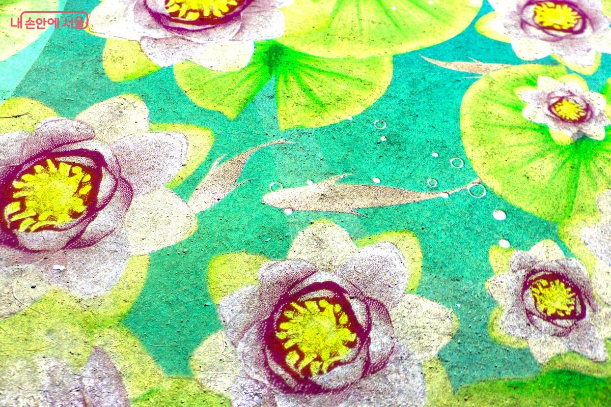 제방길이 포장이 되어 있지 않지만, 깨끗하게 조명이 투영되고 있어 퀄리티가 좋아 보인다. &copy;임중빈