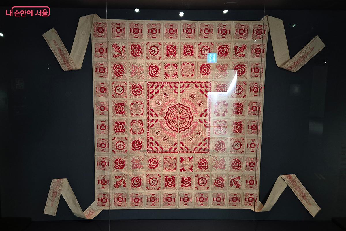 보자기의 귀퉁이에 끈이 달린 것도 우리 보자기의 특징 중 하나이다. &copy;정향선