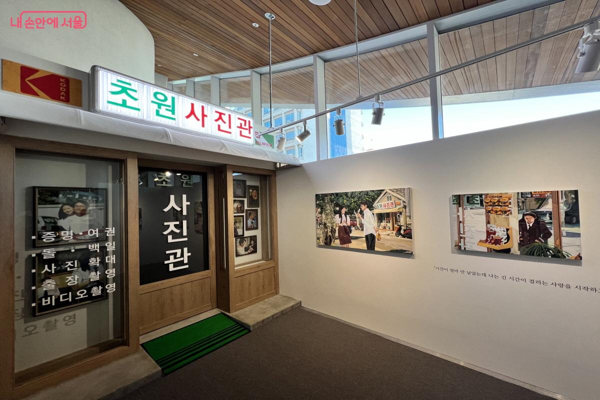 &lsquo;8월의 크리스마스&rsquo; 속 장면을 보여주는 작품과 설치 공간 &copy;박지영