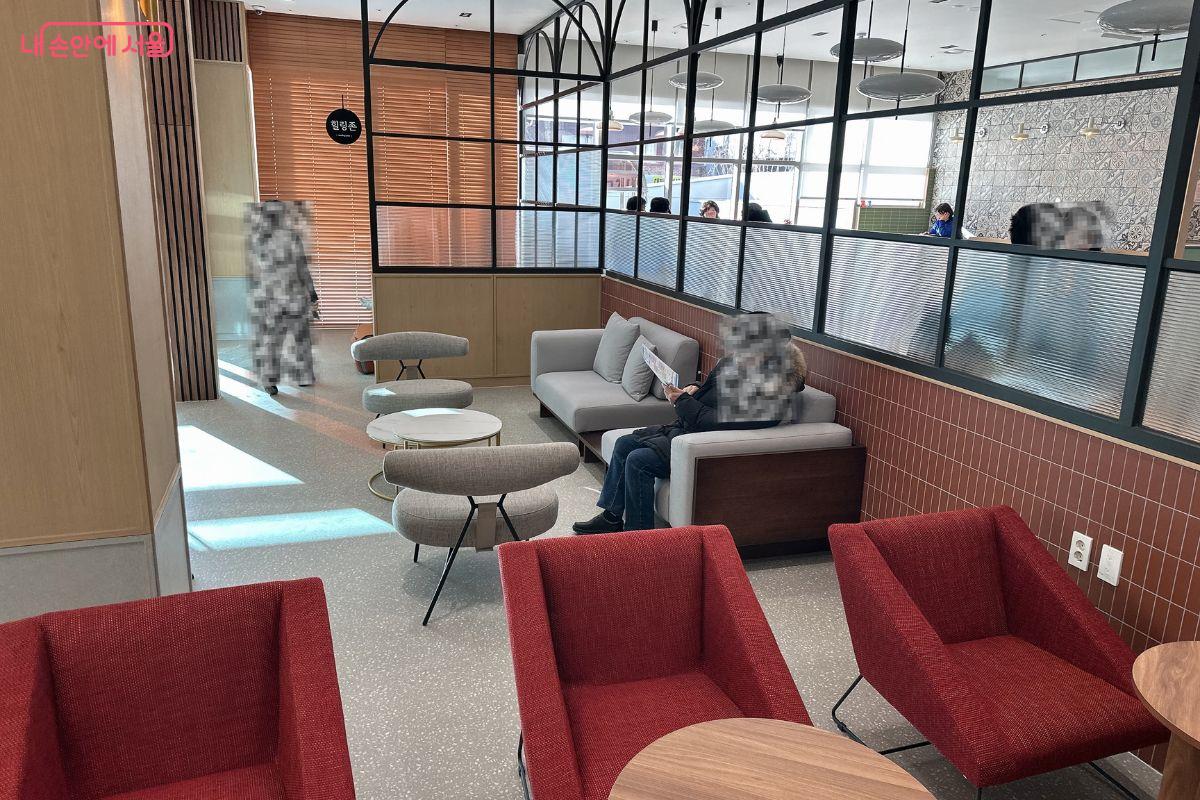1층 서초 시니어라운지, 편안한 의자에서 담소를 나눌 수 있다. &copy;김재형