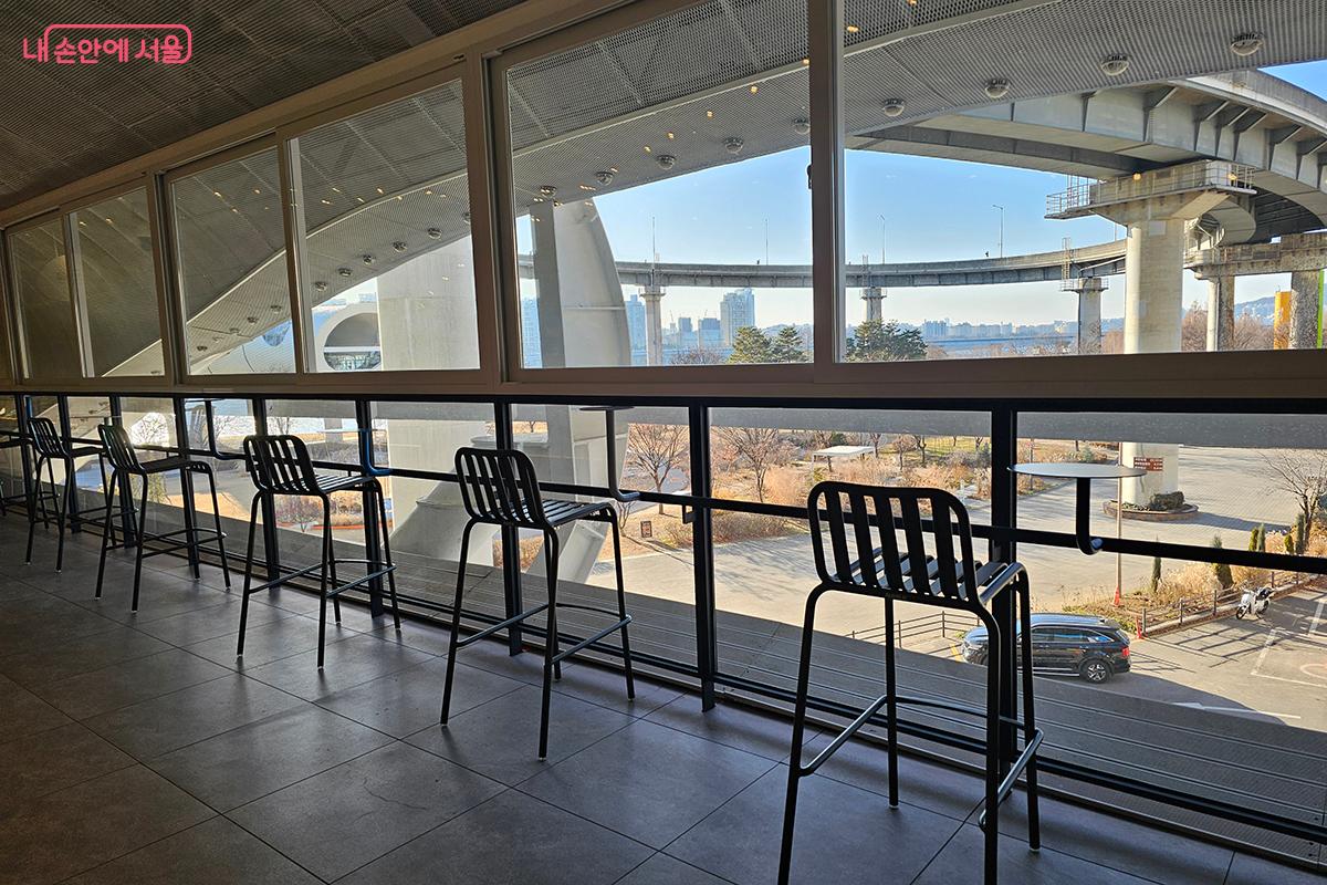 한강을 조망하며 여유를 즐길 수 있는 3층 휴게 라운지와 전망 공간 ©이혜숙