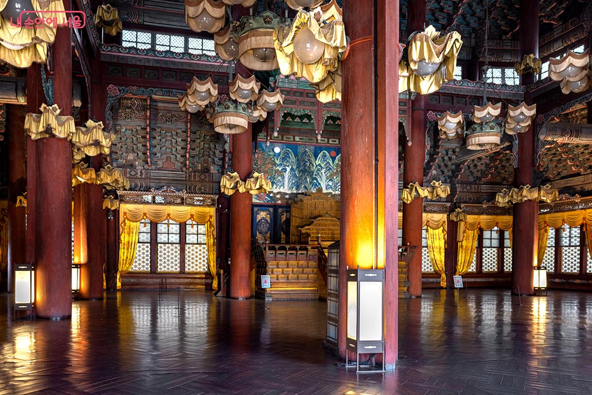 인정전 내부, 전통과 근대 요소가 공존하는 공간 ©장신자