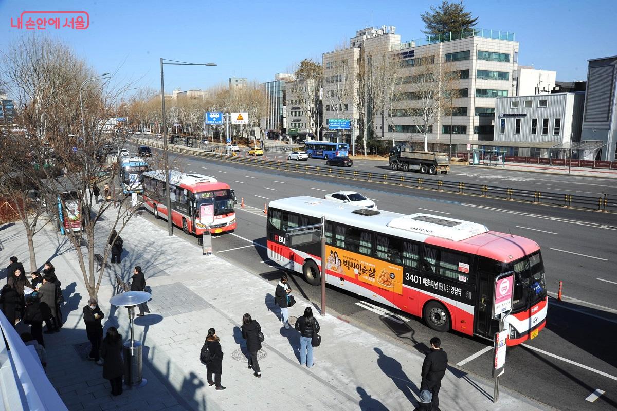 여의천 수변활력거점과 소원카페는 버스 정류장 바로 앞에 위치해 접근성이 뛰어나다. &copy;조수봉