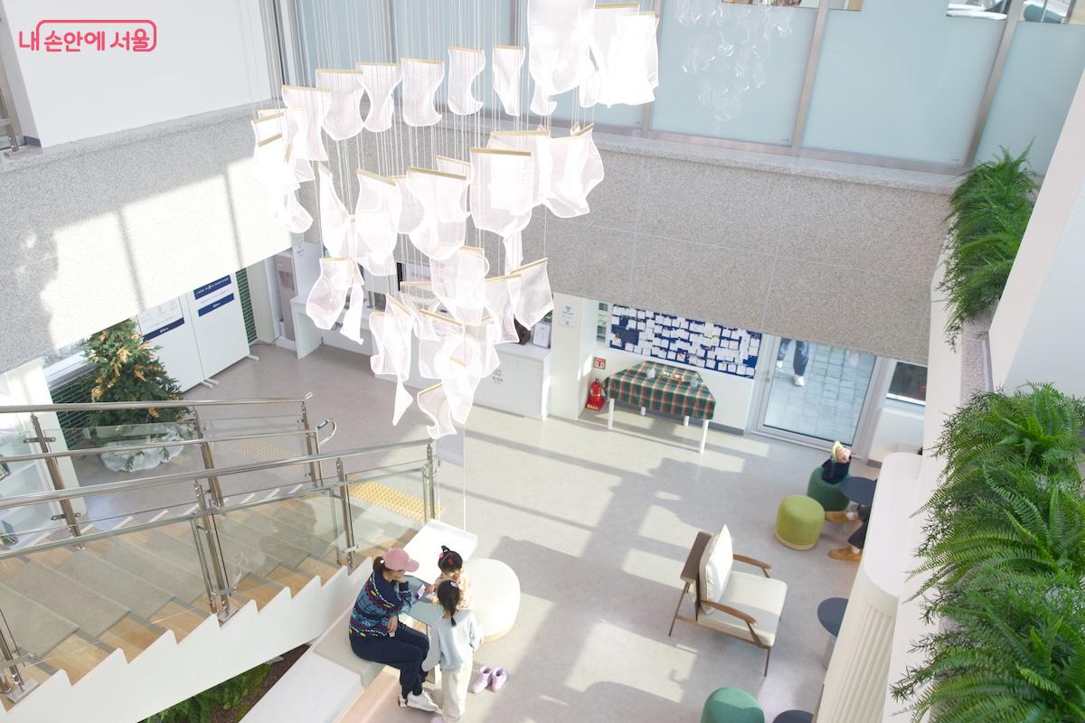 우면열린문화센터 내에 4층과 5층이 연결되어 있는 구조가 돋보인다. &copy;임중빈