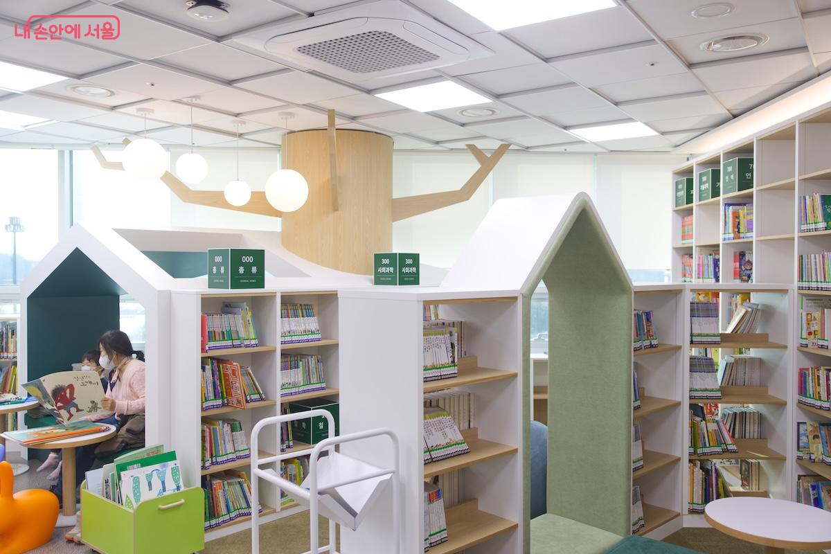 4층은 영유아, 5층은 청소년과 일반인 이용자들로 공간 구성을 나누어 놓았다. &copy;임중빈