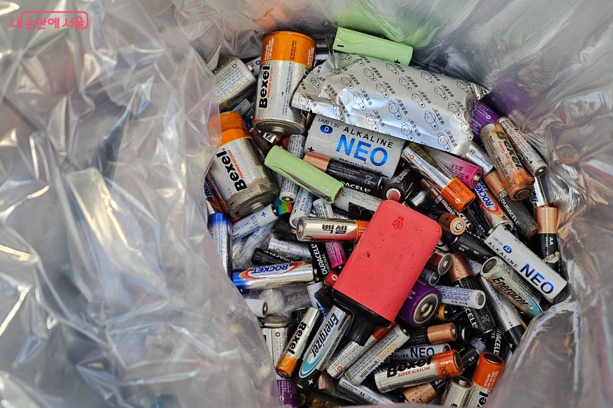 많은 건전지들이 버려져 있는 모습 &copy;홍혜수 