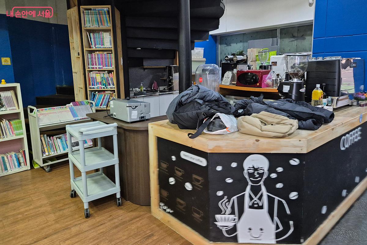 청소년 카페 '채움'에서는 독서와 토론을 즐길 수 있다. &copy;정향선