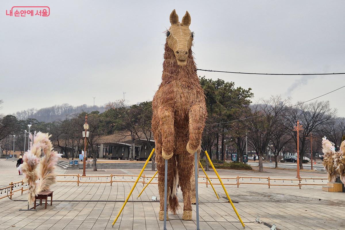 월드컵공원 난지연못 앞 유니세프광장에서 열리는 ‘억새말 자연미술 전시’