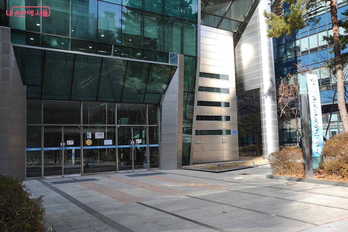 상암쉼터는 마포구 DMC 산학협력연구센터 604호에 위치한다. &copy;조수봉