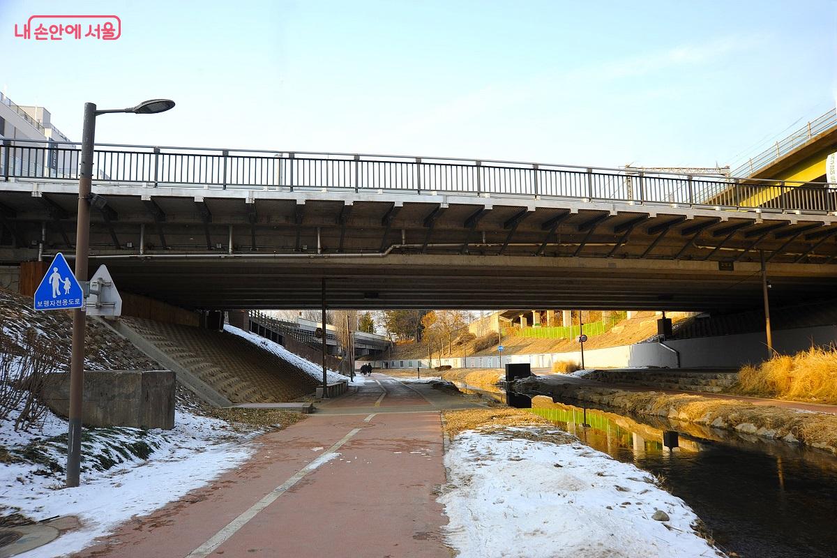 고덕교에서 약 1.5km 거리에 &lsquo;고덕천 라운지&rsquo;가 위치한다. &copy;조수봉