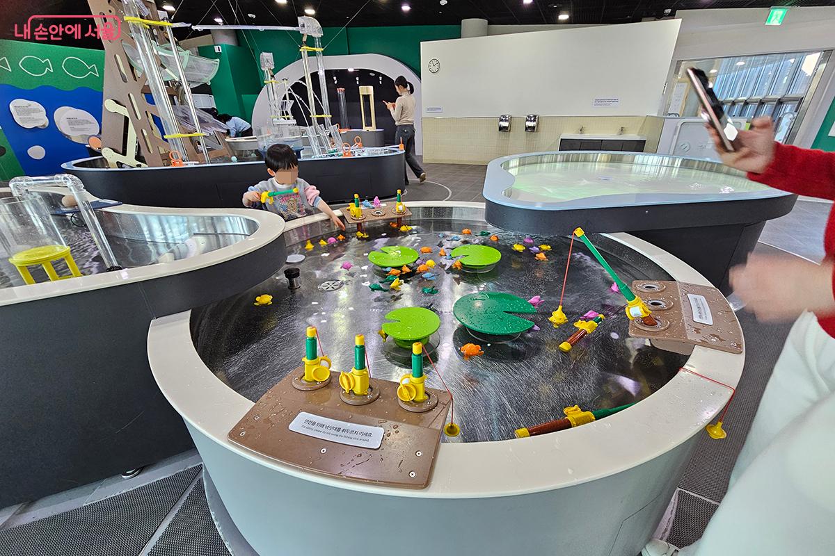 아이들은 다양한 놀이기구를 통해 물이 만들어내는 편리함과 물절약의 필요성을 알아간다. &copy;백승훈