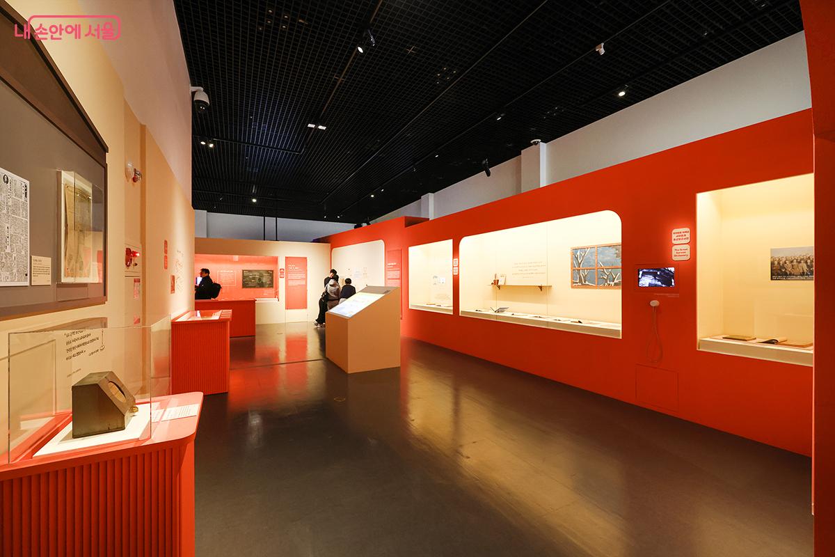 1945년부터 1948년 정부 수립까지의 모습이 담긴 전시 &copy;김주연