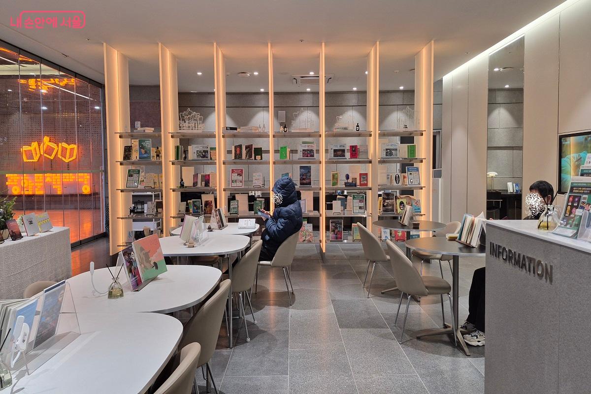 광화문 라운지에서는 조용히 자신만의 시간을 즐길 수 있다. ©권수진