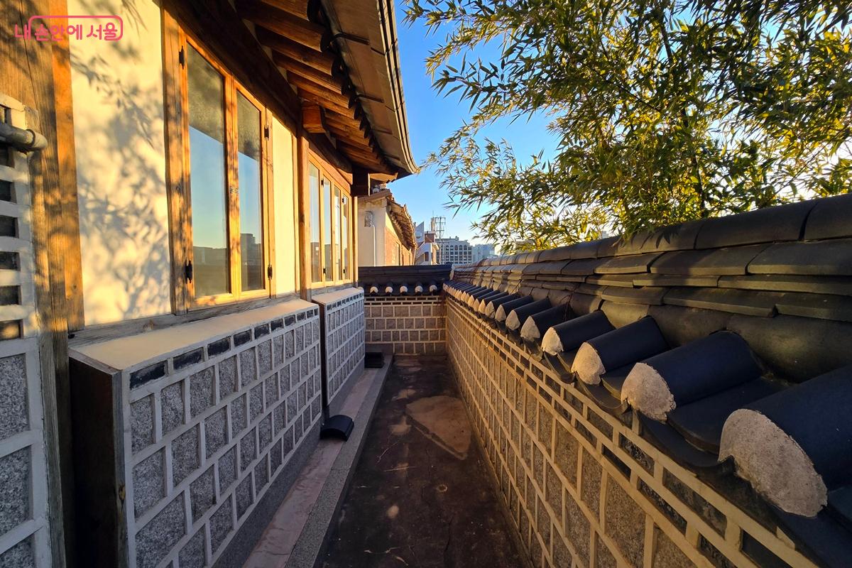 한옥이 주는 분위기를 한껏 느껴 볼 수 있다. ©김윤경