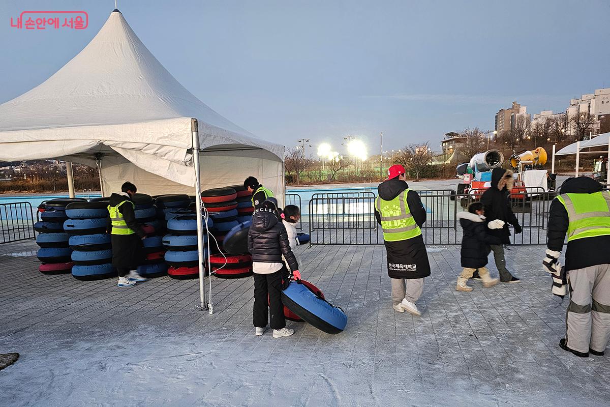 곳곳에 배치된 안전요원들의 통제에 따라 안전하게 눈썰매를 즐기는 모습이 보기 좋았다. ©이혜숙