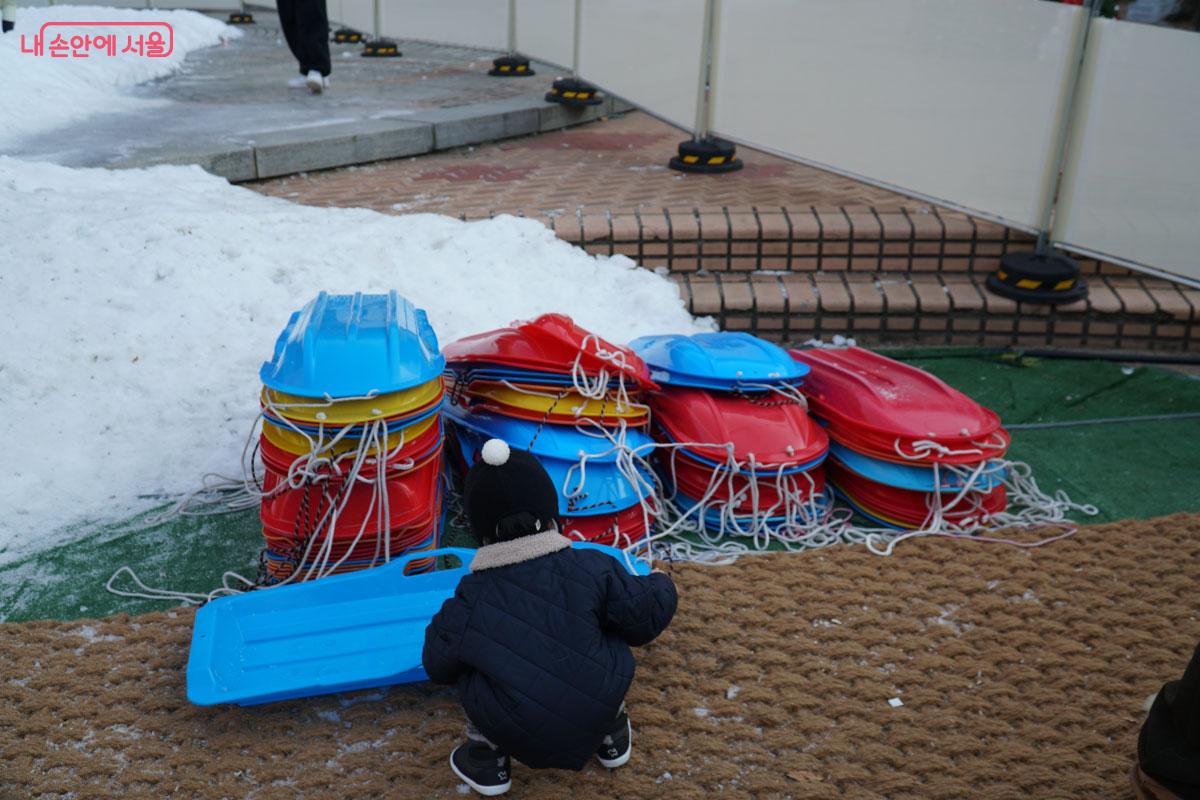 무료로 눈썰매 대여가 가능하다. &copy;홍혜수 