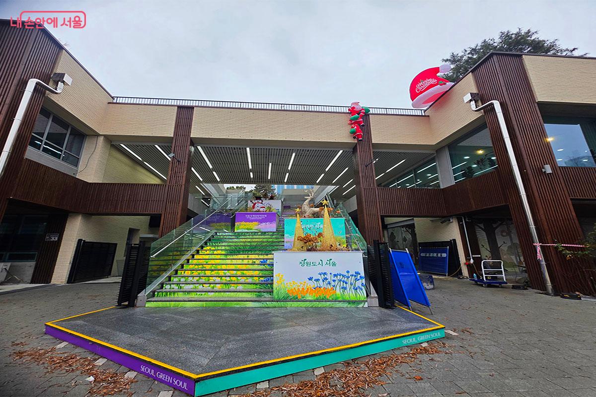 크리스마스와 겨울 장식으로 꾸며진 보라매공원 관리사무소 정원문화센터 &copy;이정민