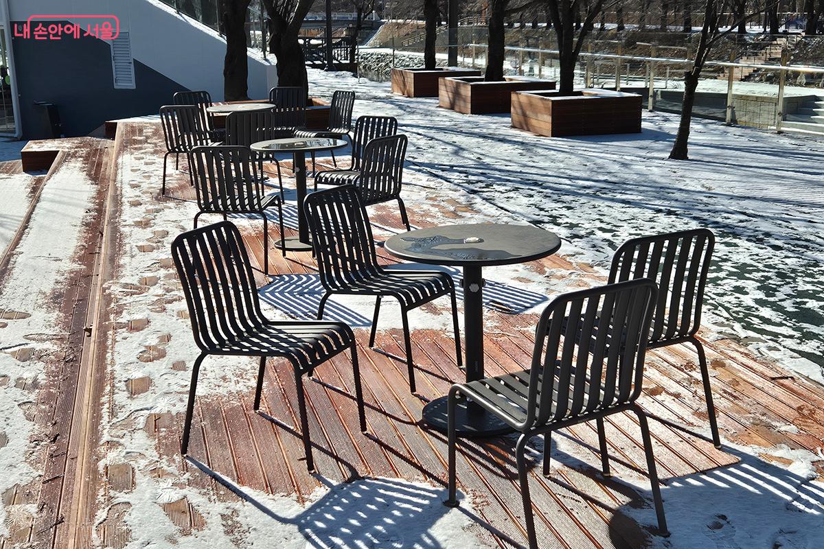 감각적인 디자인의 철제 탁자와 의자들이 비치되어 있다. &copy;이혜숙