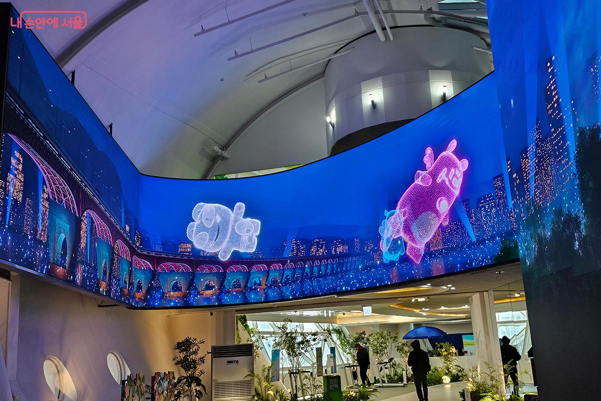 거대한 LED 미디어월을 통해 한강의 사계절 축제를 감상할 수 있는 ‘파노라마존’ ©이혜숙