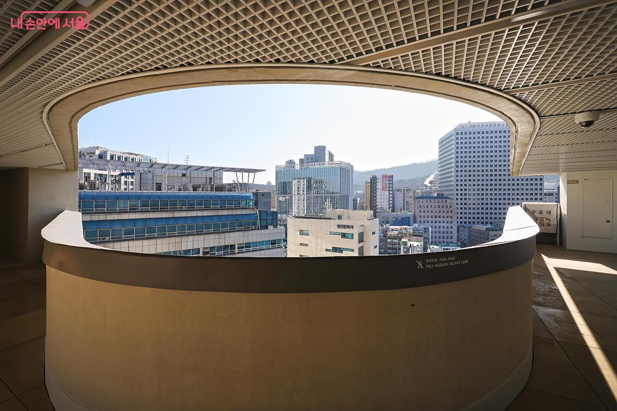 10층에 도착하면 충무로 도시 전경을 감상할 수 있는 야외공간과 마주한다. &copy;김주연