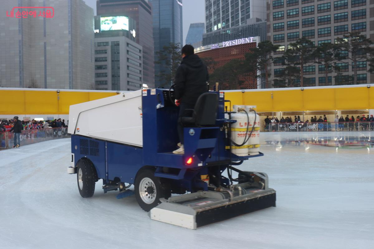 정빙 차량의 정비 모습. &copy;조송연