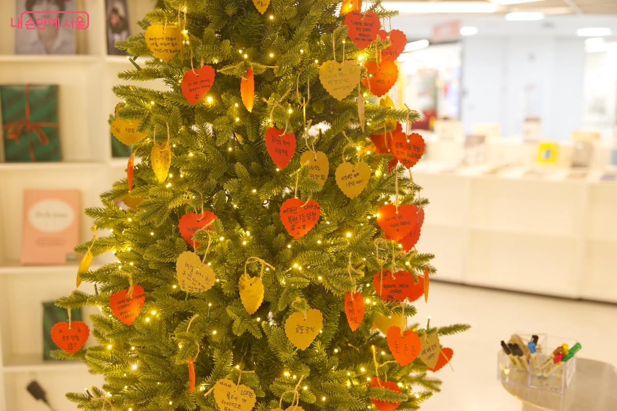 더욱더 밝고 화사한 느낌으로 변신한 서울아트책보고 &copy;임중빈