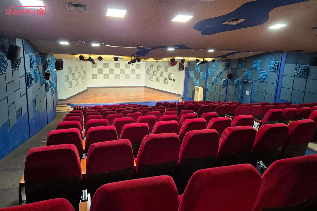 시설을 이용하는 청소년들이 공연과 연주 발표를 할 수 있는 대강당 &copy;정향선