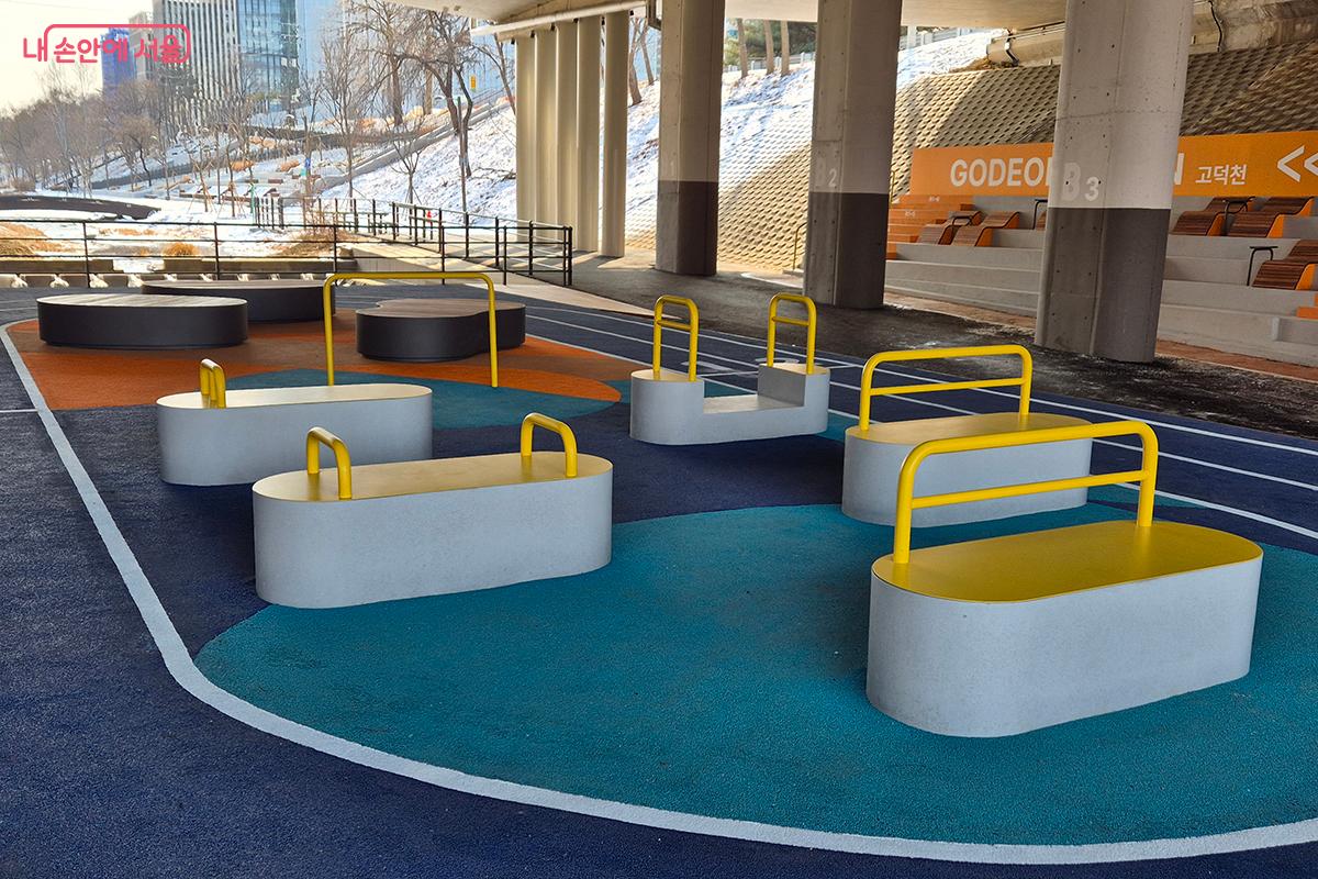 우레탄 바닥으로 미끄럼을 방지한 러닝길이 조성되어 이용객들의 편의를 도모한다. ©백승훈