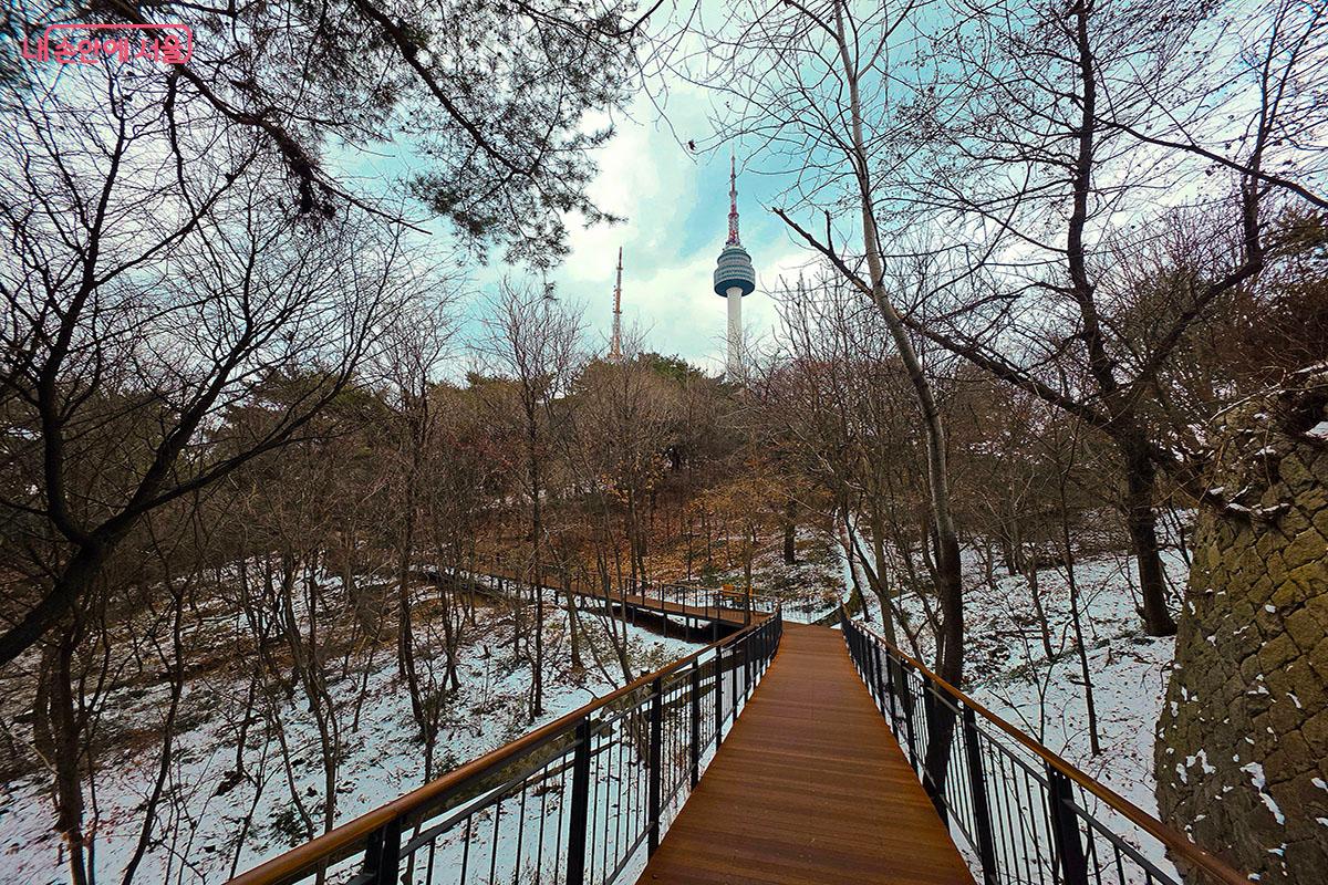 N서울타워를 바라보며 풍경을 즐길 수 있는 남산둘레길 &copy;이정민