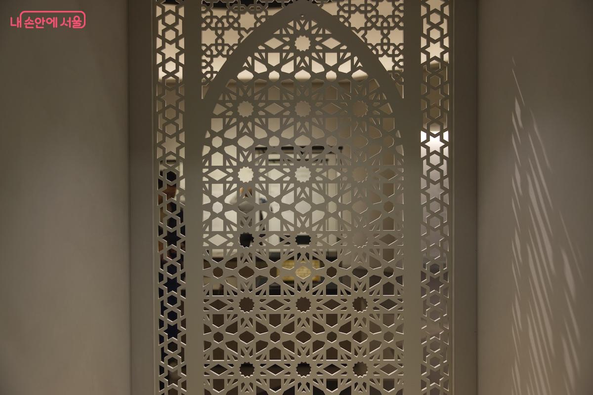 전시관의 내부 인테리어가 마치 중동 여행을 온 것처럼 실감나는 느낌으로 구성되어 있다
