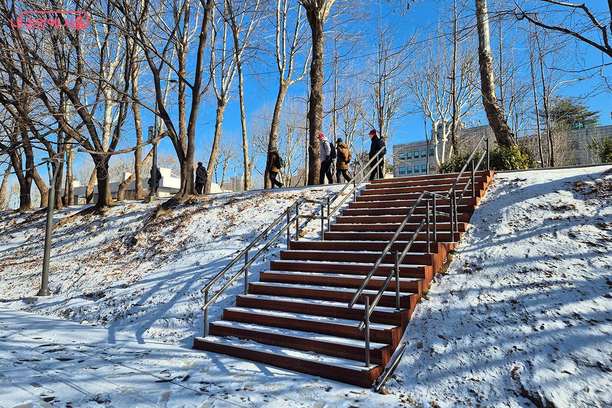 여의천과 도로를 이어주는 계단이 곳곳에 설치되어 이용객들의 편의를 높였다. ©이혜숙
