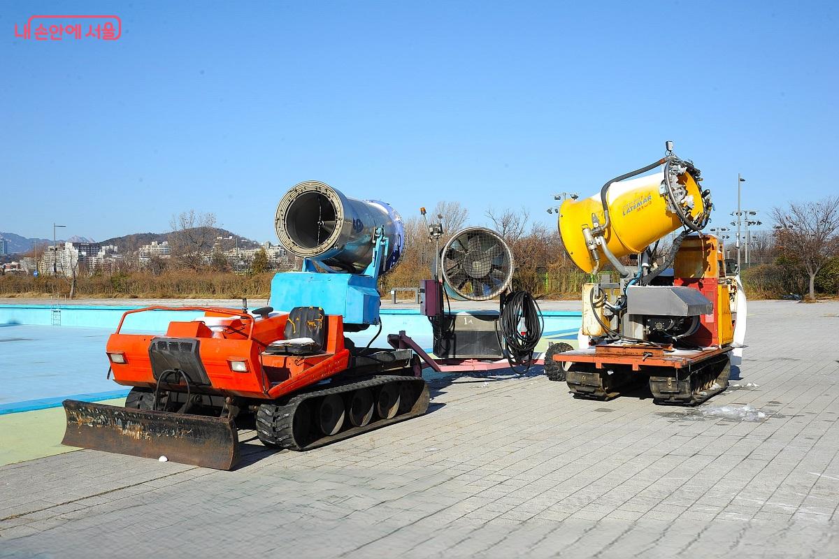 스노우머신 등 눈썰매장 운영에 필요한 장비들도 볼 수 있다. ©조수봉