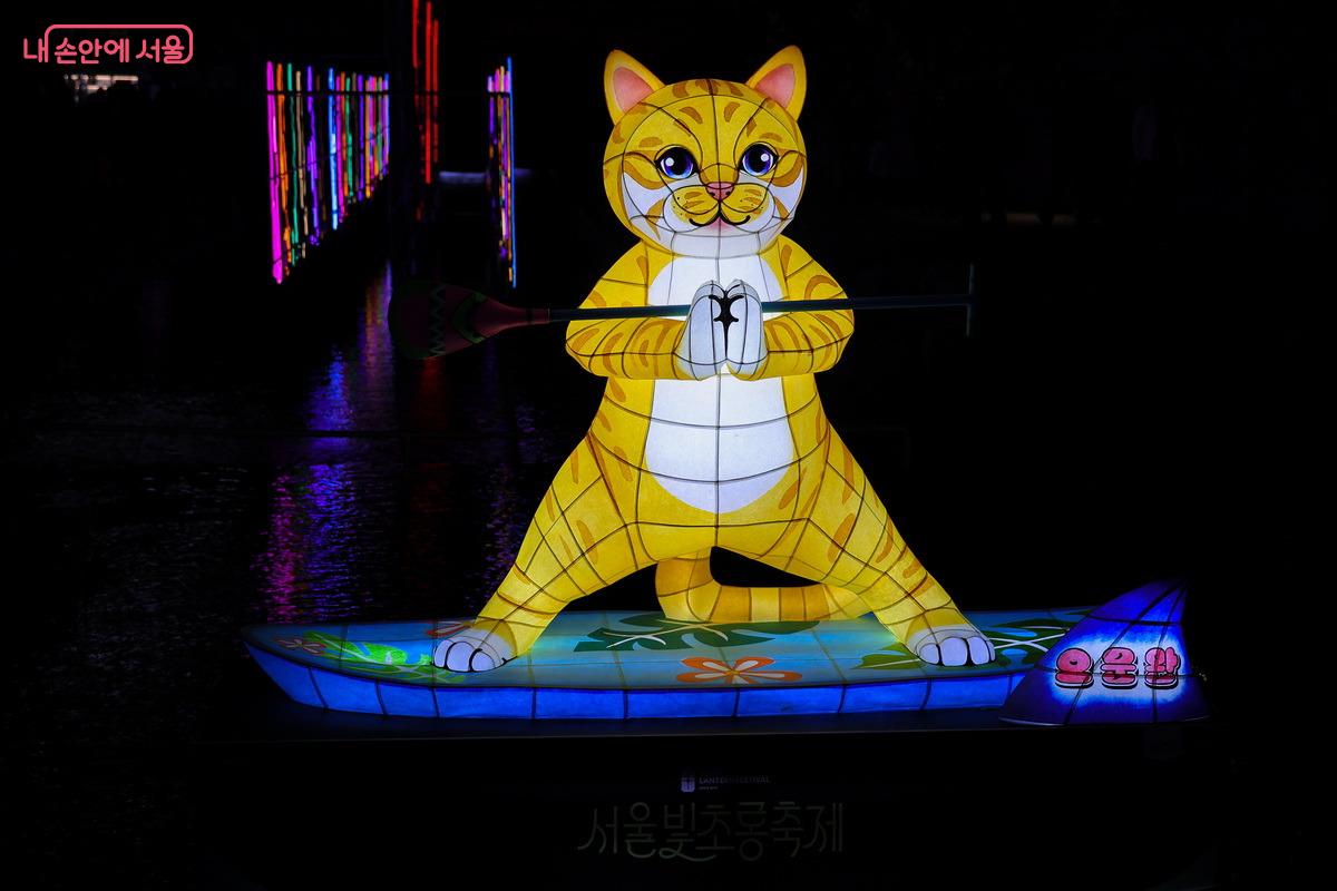 마치 살아 움직이는 것 같은 고양이 캐릭터 등(燈) &copy;박성환