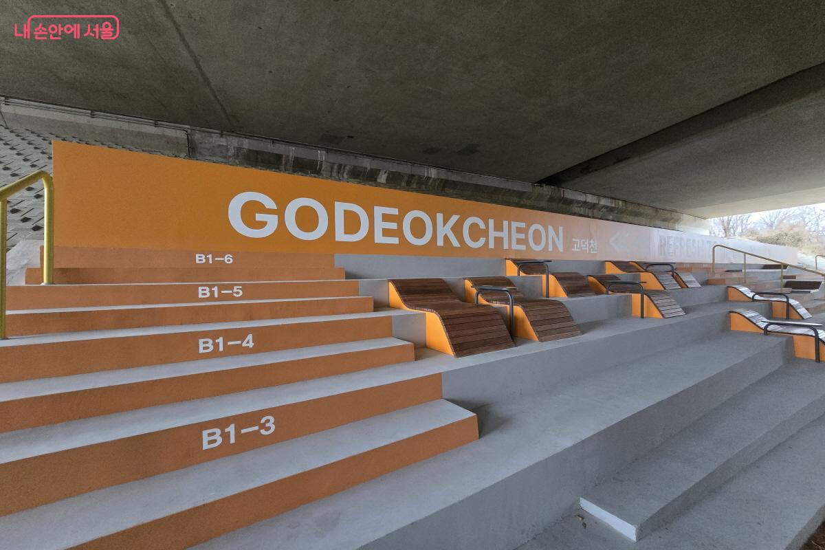 고덕대교 아래에도 쉴 수 있는 공간이 조성됐다. &copy;조수연