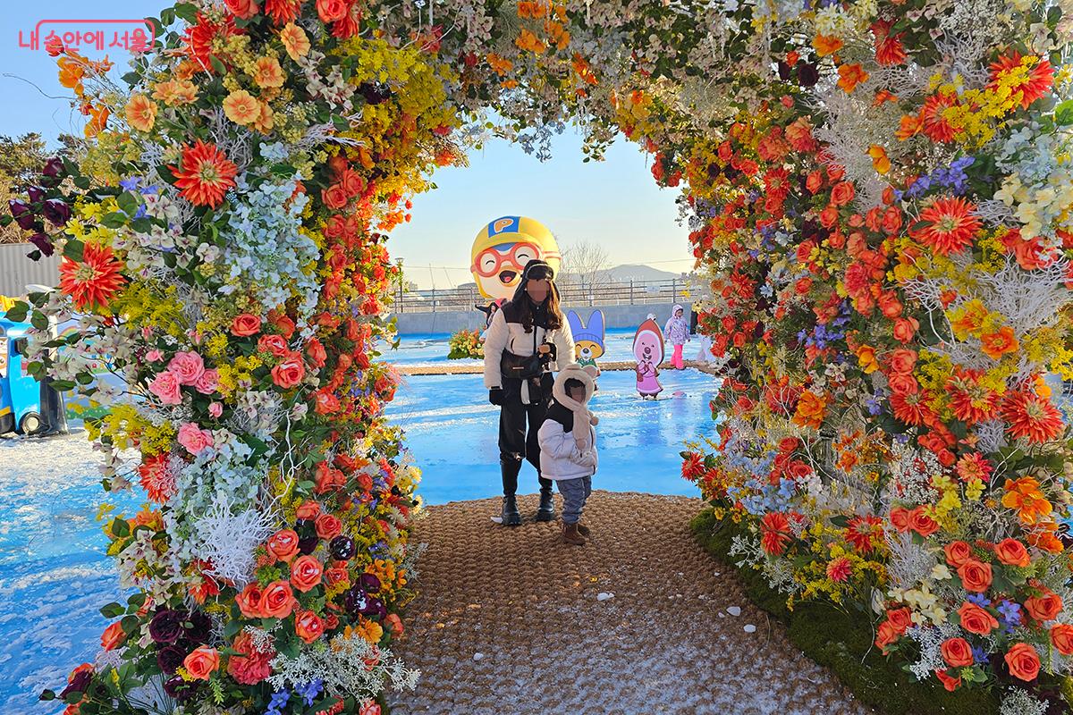 여의도에서는 잔망 루피가, 잠원에서는 귀여운 뽀로로와 친구들이, 그리고 뚝섬에서는 타요와 함께하는 뽀로로와 친구들이 방문객들을 반긴다. &copy;이혜숙