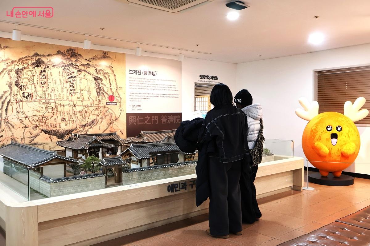 서울한방진흥센터에서는 한의학을 주제로 박물관 전시와 교육, 한방 문화를 경험할 수 있다. &copy;이봉덕