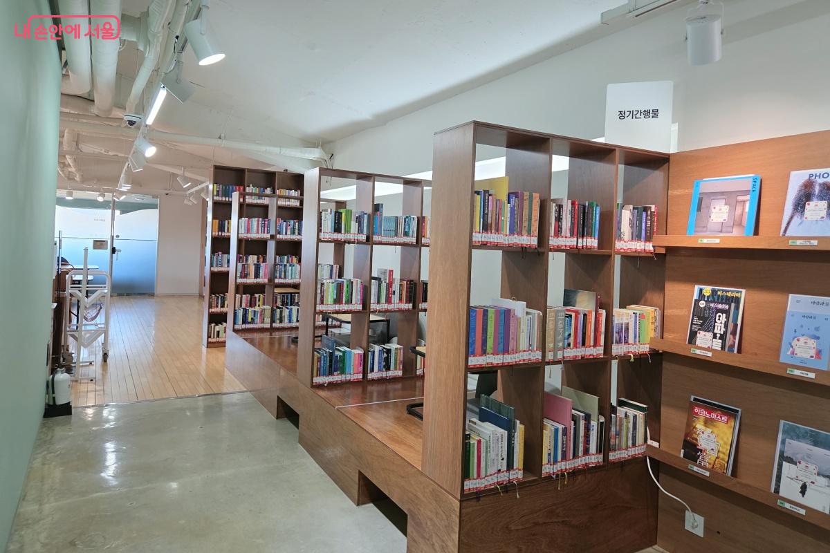 3층에는 문학 자료, 정기간행물이 비치되어 있다. &copy;김미선